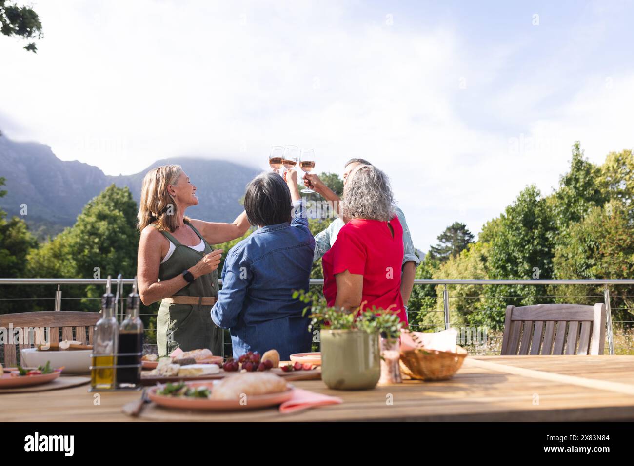Diverses amies seniors grillent à la table extérieure Banque D'Images