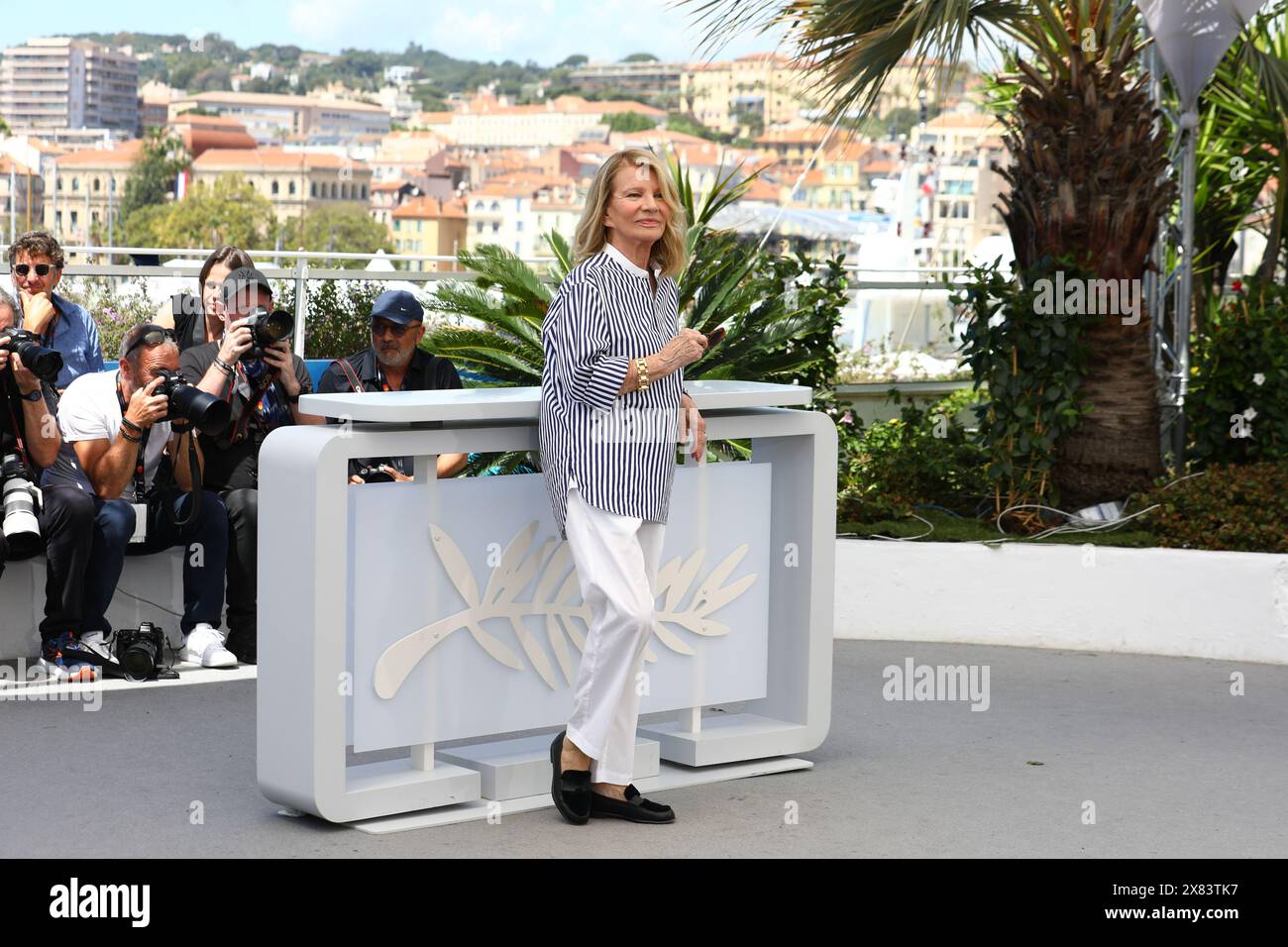 22 mai 2024, Cannes, Côte d'azur, France : NICOLE GARCIA pose lors de la photocall 'Marcello Mio' au 77e Festival annuel de Cannes au Palais des Festivals de Cannes, France (crédit image : © Mickael Chavet/ZUMA Press Wire) USAGE ÉDITORIAL SEULEMENT! Non destiné à UN USAGE commercial ! Banque D'Images