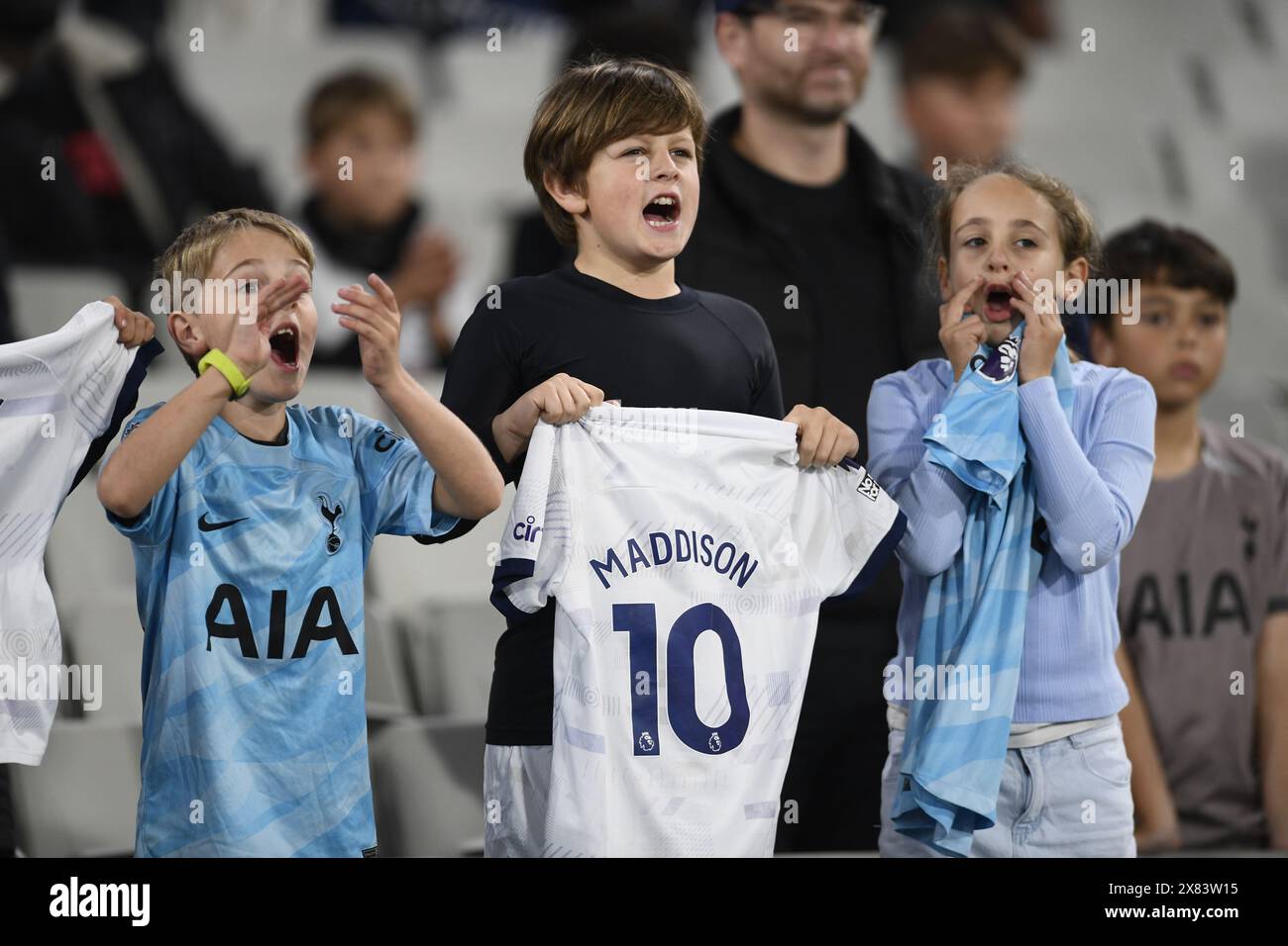 MELBOURNE, AUSTRALIE. 22 mai 2024. Sur la photo : un fan du milieu de terrain de Tottenham Hotspur James Maddison (10 ans) tient un t-shirt dans les gradins du Melbourne Cricket Ground pour soutenir le joueur du club anglais lors de la Global Football week English Premiership Teams amical au MCG de Melbourne. Crédit : Karl Phillipson/Alamy Live News Banque D'Images