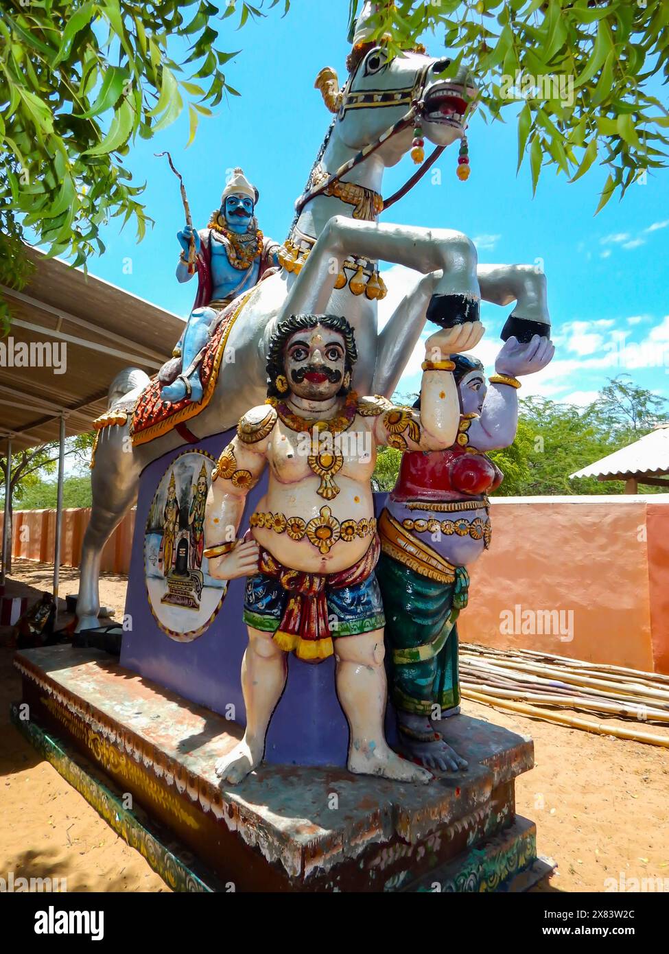 Statue de cheval et statues de Gardiens dans Gardiens de la lignée (temples de Kuladeivam dans le Tamil Nadu, Inde) Banque D'Images