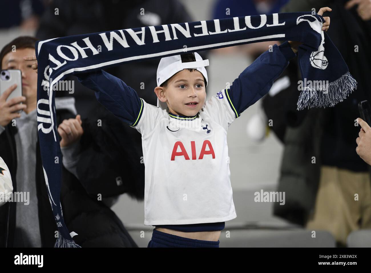 MELBOURNE, AUSTRALIE. 22 mai 2024. Photo : un jeune fan de Tottenham Hotspur tient une écharpe Tottenham dans les gradins du Melbourne Cricket Ground lors de la Global Football week English Premiership Teams Friendly au MCG de Melbourne. Crédit : Karl Phillipson/Alamy Live News Banque D'Images