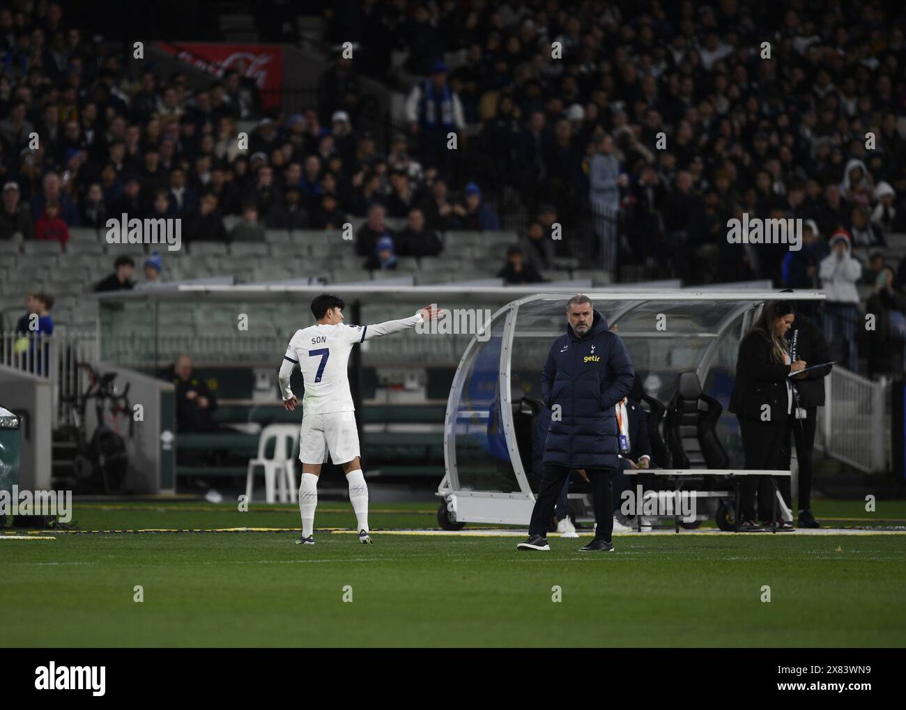 MELBOURNE, AUSTRALIE. 22 mai 2024. Sur la photo : le fils de l'attaquant de Tottenham Hotspur Heung-min (7) (à gauche) fait des gestes vers le manager de Tottenham Hotspur Ange Postecoglou après avoir été éliminé lors de la Global Football week English Premiership Teams amical au MCG de Melbourne. Crédit : Karl Phillipson/Alamy Live News Banque D'Images