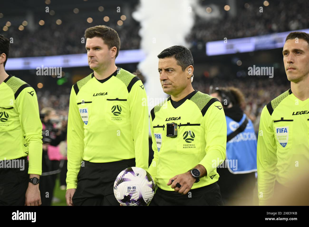 MELBOURNE, AUSTRALIE. 22 mai 2024. Photo : l'arbitre Alireza Faghani (à droite) se rend sur le terrain avec le ballon de match pour la semaine mondiale de football des équipes anglaises de premier rang amicales au MCG de Melbourne. Crédit : Karl Phillipson/Alamy Live News Banque D'Images