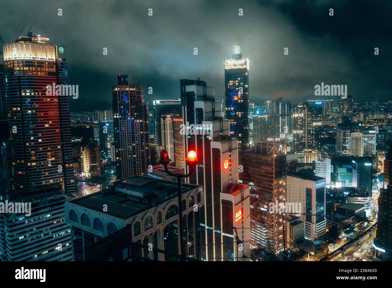 Vue nocturne de la ville malaisienne de Kuala Lumpur avec bâtiments Twin Tower Banque D'Images