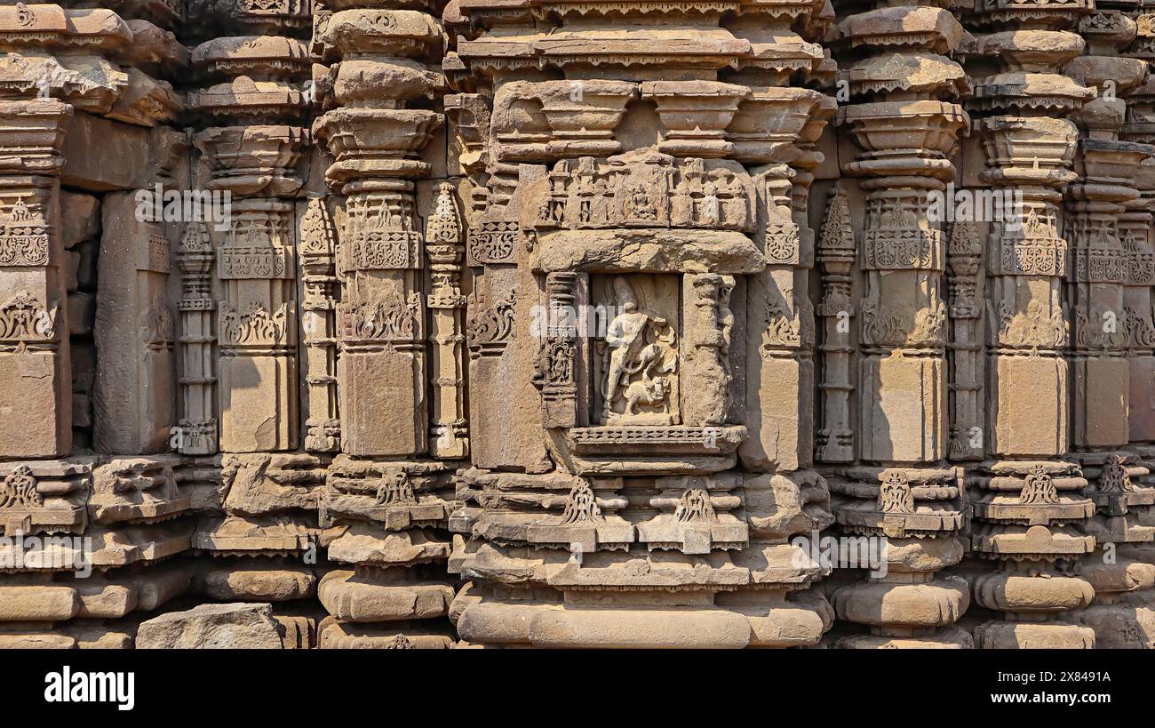 Sculpture brisée du Seigneur Shiva sur le temple Mahakaleshwar II, ONU, Khargone, Madhya Pradesh, Inde. Banque D'Images