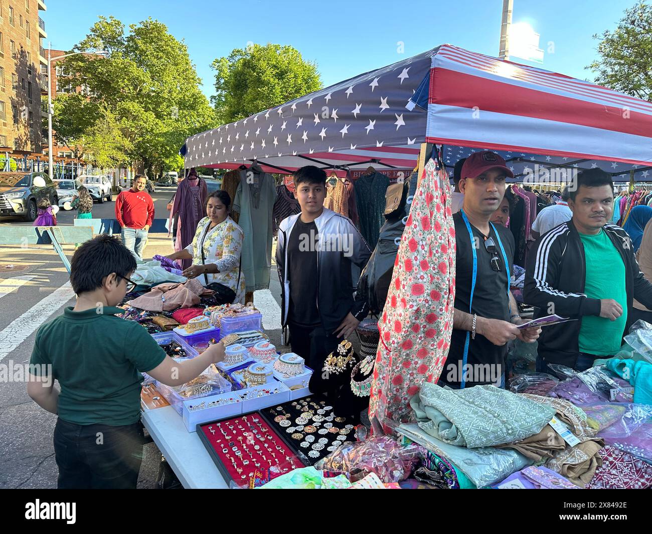 Vendeur vendant des bijoux et des vêtements à la foire de rue bangladaise dans le quartier de Kensington à Brooklyn, New York Banque D'Images