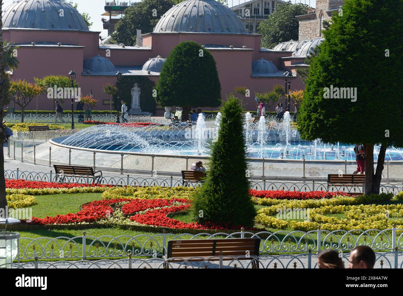 Sainte-Sophie, monument mondialement connu de l'architecture byzantine, jardin avec fontaine, fleurs rouges et jaunes, dômes en arrière-plan, Istanbul Banque D'Images