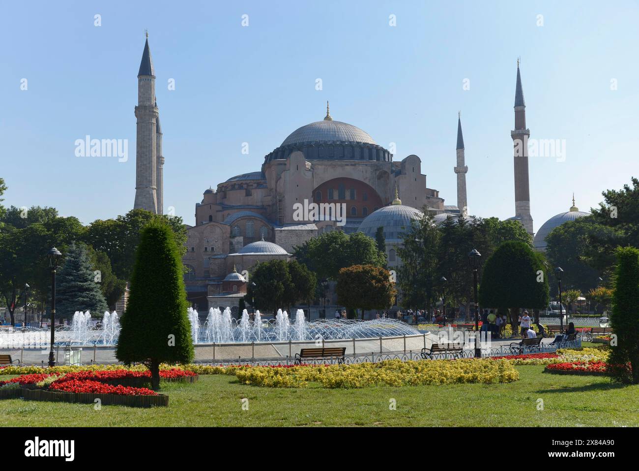 Sainte-Sophie, monument mondialement connu de l'architecture byzantine, vue panoramique d'une mosquée avec jardin, fontaine et minarets, Istanbul, Istanbul Banque D'Images