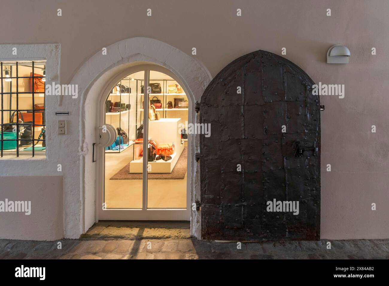 Boutique moderne dans une maison historique avec une vieille porte d'entrée, Ratisbonne, Haut-Palatinat, Bavière, Allemagne Banque D'Images