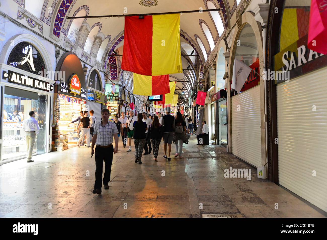 Grand Bazar, Istanbul, Turquie, Asie, rue commerçante du bazar animée de gens, décorée de drapeaux divers et de nombreux magasins, Istanbul Banque D'Images