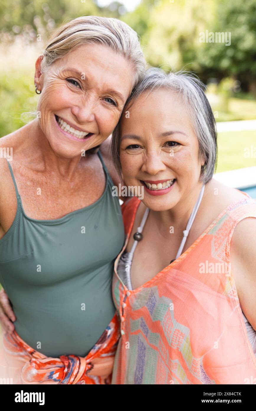 Diverses amies seniors souriant ensemble à l'extérieur Banque D'Images