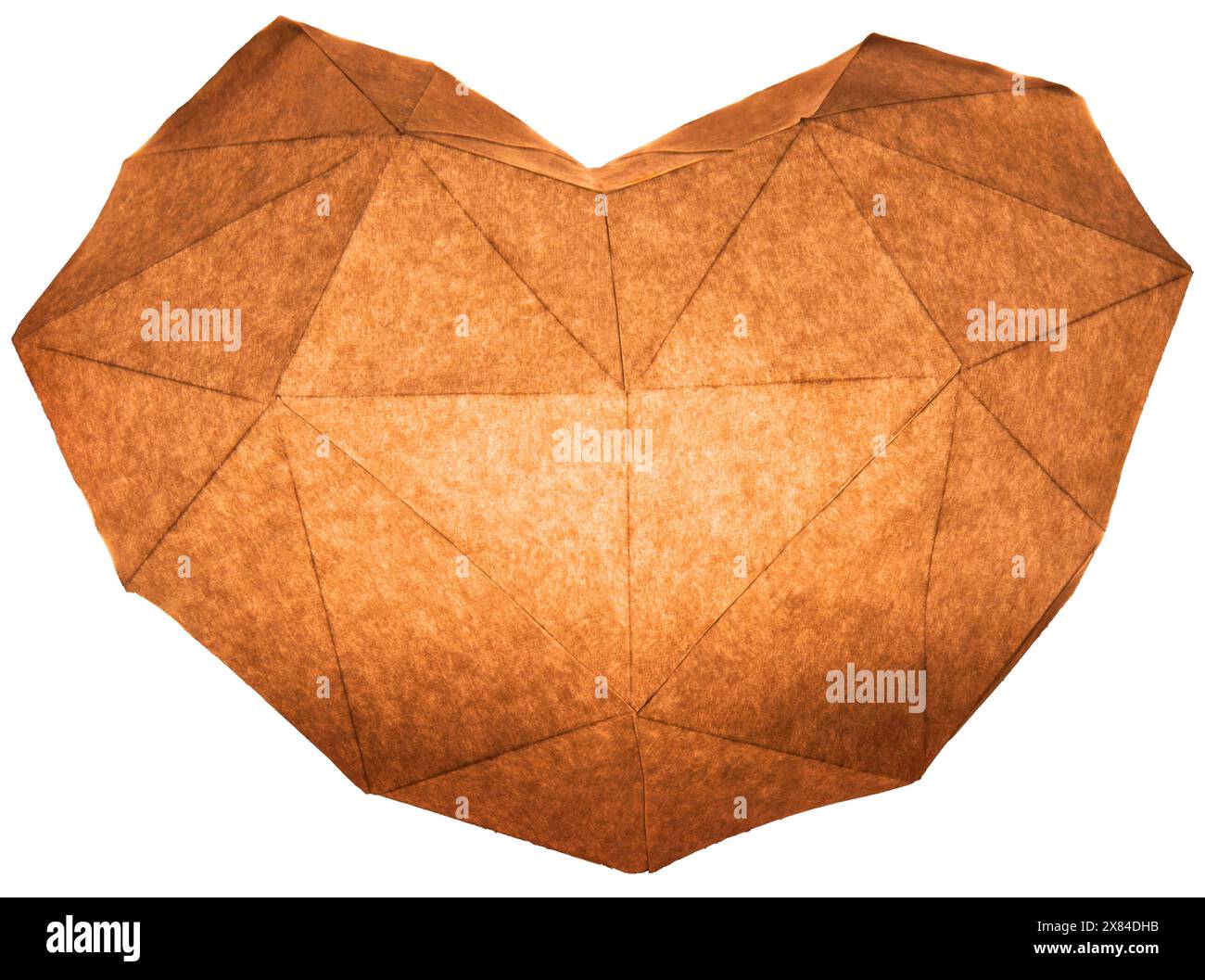Coeur orange origami illuminé de l'intérieur comme une lanterne sur fond blanc Banque D'Images