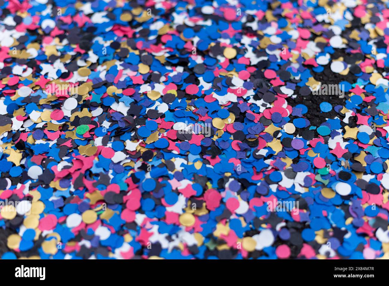 Confettis colorés (morceaux de papier) recouvrant le trottoir jeté par les acclamateurs du carnaval pendant le carnaval de Bâle, en Suisse. Banque D'Images