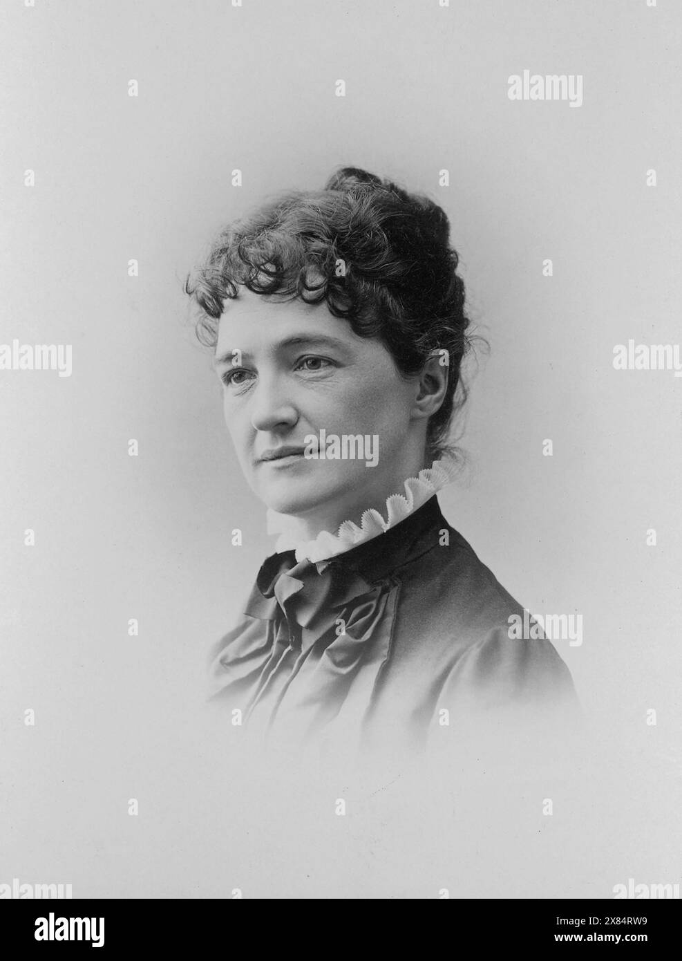 Elizabeth Bacon Custer portant un Ruff blanc dans Bust View. Cet article est une carte d'armoire d'albumen originale (photo montée sur carte) d'Elizabeth B. Custer dans la vue du buste. La photographie a été produite vers 1900 par James G. Hill de Monroe, Michigan. Les timbres du photographe sont imprimés sur le recto et le verso. Banque D'Images