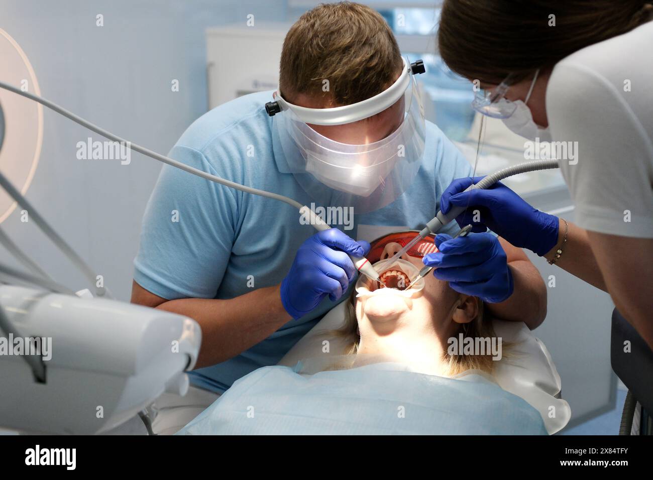 Le médecin scanne les dents du patient à la clinique. Le dentiste tient dans sa main un scanner 3D manuel pour la mâchoire et la bouche. La santé dentaire. Crée des dents et des gencives sur le moniteur médical. Banque D'Images