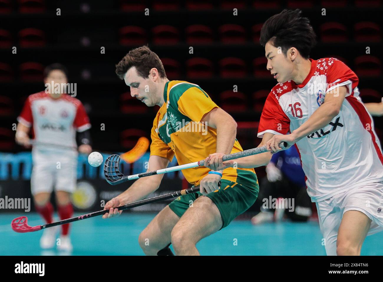 Pasig City, Philippines. 23 mai 2024. L'australien Dylan Clutterbuck (G) s'affronte contre le japonais Moriya Hiroto lors des qualifications aux Championnats du monde masculin de Floorball 2024 entre l'Australie et le Japon à Pasig City, aux Philippines, le 23 mai 2024. Crédit : Rouelle Umali/Xinhua/Alamy Live News Banque D'Images