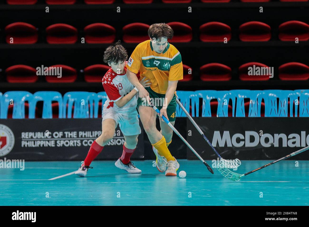 Pasig City, Philippines. 23 mai 2024. Tomas Gartner (R) d'Australie s'affronte au Japon contre Saito Yosuke lors des qualifications aux Championnats du monde masculin de Floorball 2024 entre l'Australie et le Japon à Pasig City, aux Philippines, le 23 mai 2024. Crédit : Rouelle Umali/Xinhua/Alamy Live News Banque D'Images