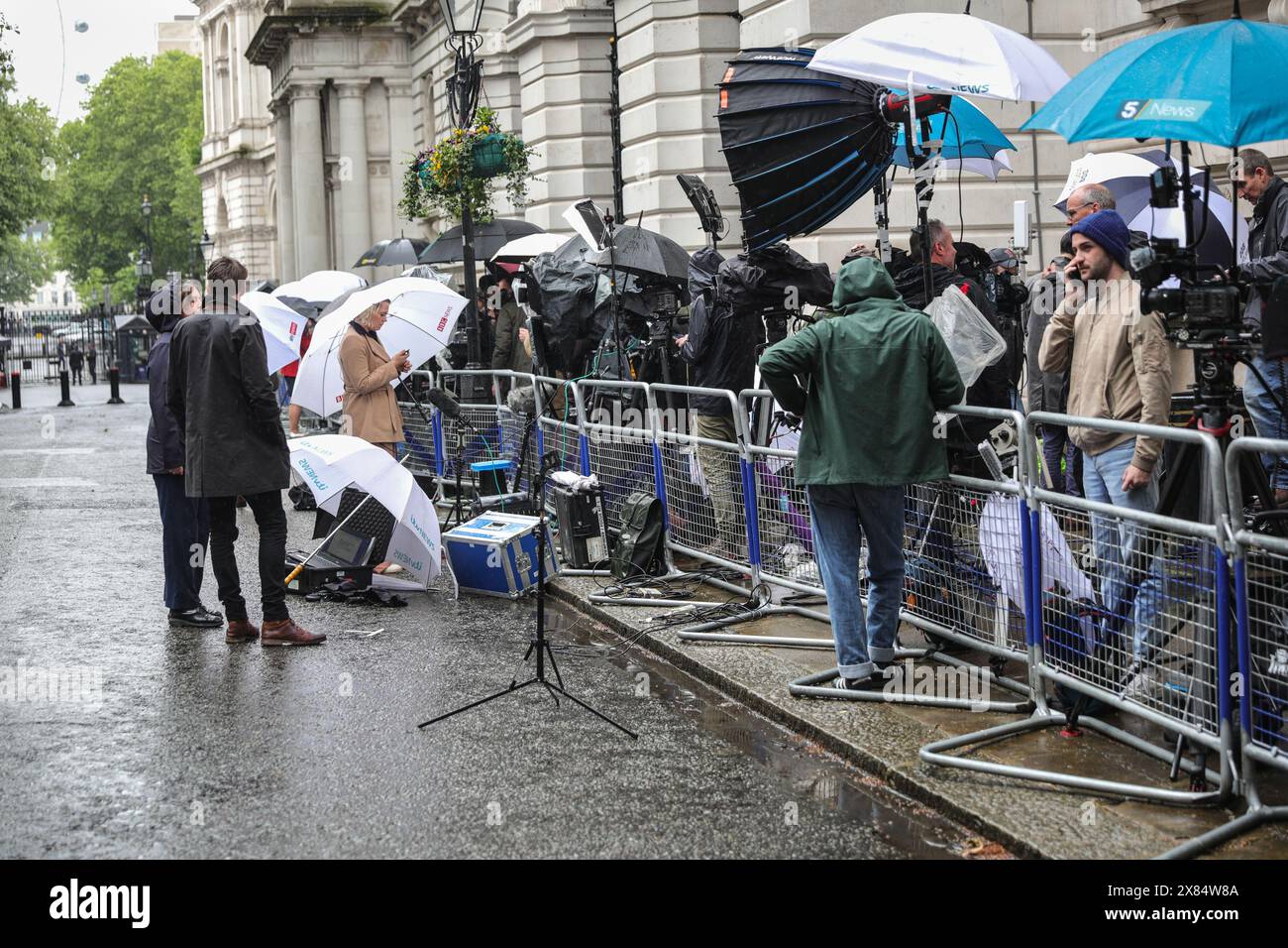 Londres, Royaume-Uni. 22 mai 2024. Les photographes et les équipes de médias, confinés à leur stylo, attendent sous la pluie battante en prévision du discours du premier ministre. Rishi Sunak, premier ministre du Royaume-Uni, annonce la date des prochaines élections législatives pour le 4 juillet 2024 avec un discours d'un pupitre devant le 10 Downing Street à Londres cet après-midi crédit : Imageplotter/Alamy Live News Banque D'Images