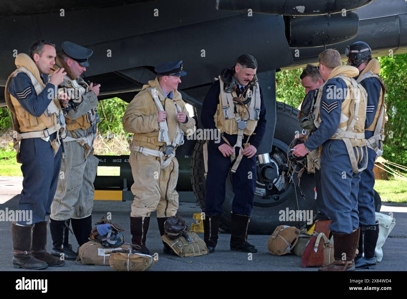 Réacteurs de deux équipages de la guerre mondiale devant un bombardier lourd quatre moteurs Halifax britannique au musée de l'air d'Elvington. Yorkshire. ROYAUME-UNI. Banque D'Images