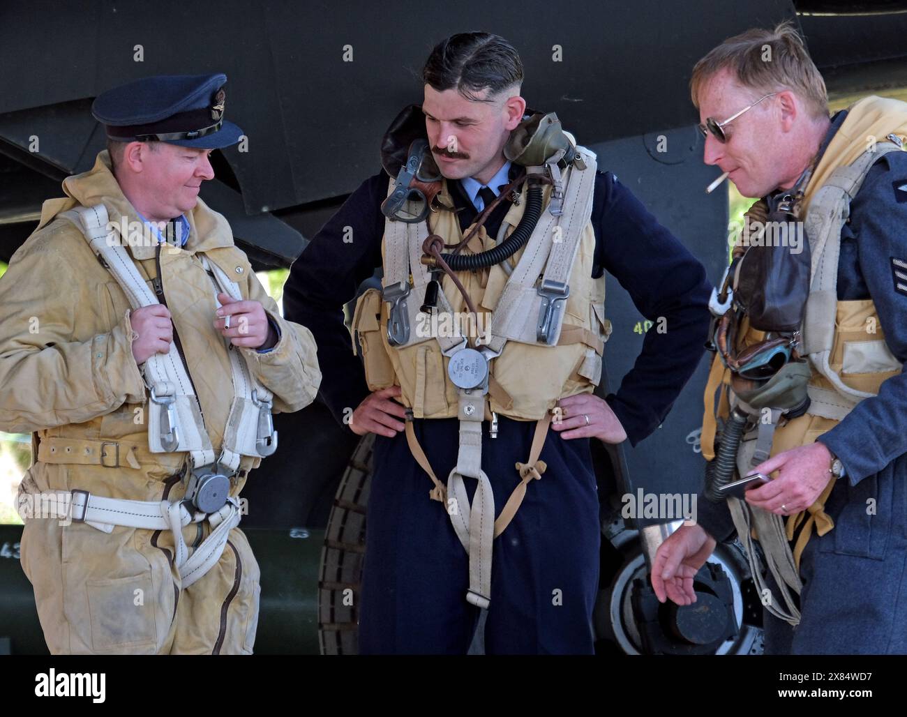 Réacteurs de deux équipages de la guerre mondiale devant un bombardier lourd quatre moteurs Halifax britannique au musée de l'air d'Elvington. Yorkshire. ROYAUME-UNI. Banque D'Images