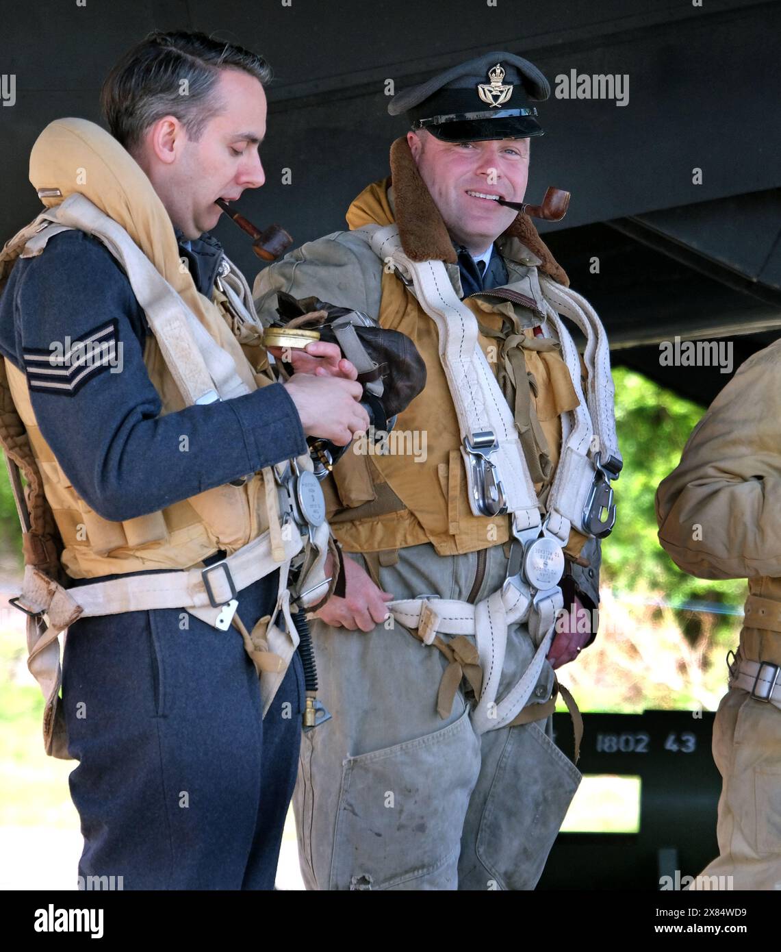 Réacteurs de deux équipages de la guerre mondiale devant un bombardier lourd quatre moteurs Halifax britannique au musée de l'air d'Elvington. Yorkshire. ROYAUME-UNI. Banque D'Images