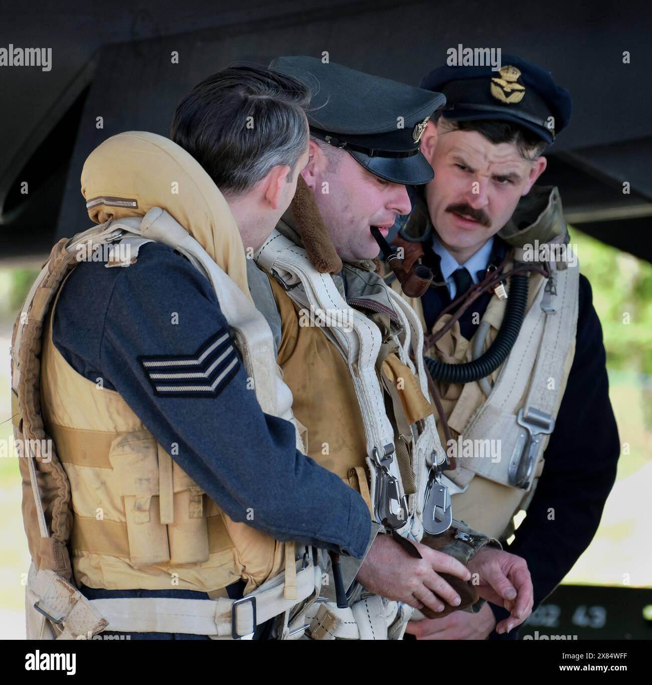 Réacteurs de deux équipages de la guerre mondiale devant un bombardier lourd quatre moteurs Halifax britannique au musée de l'air d'Elvington. Yorkshire. ROYAUME-UNI. Banque D'Images
