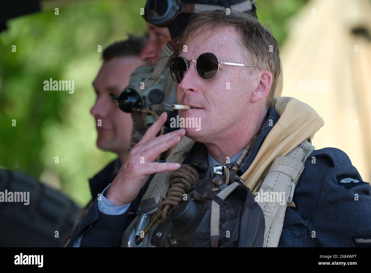Réacteurs de deux équipages de la guerre mondiale devant un bombardier lourd quatre moteurs Halifax britannique au musée de l'air d'Elvington. Yorkshire. ROYAUME-UNI. Banque D'Images