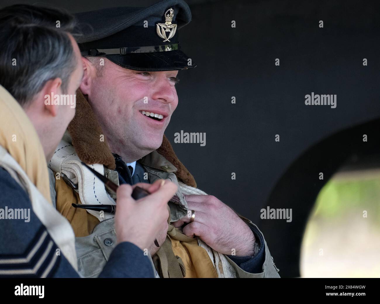Réacteurs de deux équipages de la guerre mondiale devant un bombardier lourd quatre moteurs Halifax britannique au musée de l'air d'Elvington. Yorkshire. ROYAUME-UNI. Banque D'Images