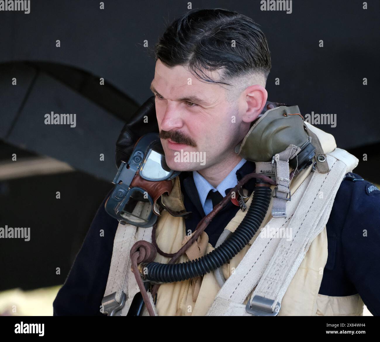 Réacteurs de deux équipages de la guerre mondiale devant un bombardier lourd quatre moteurs Halifax britannique au musée de l'air d'Elvington. Yorkshire. ROYAUME-UNI. Banque D'Images