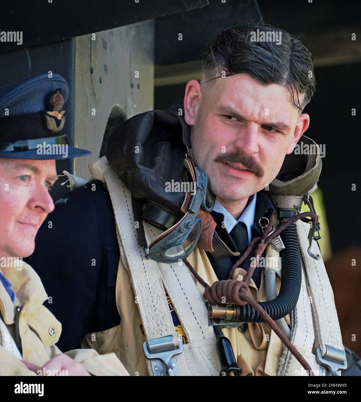 Réacteurs de deux équipages de la guerre mondiale devant un bombardier lourd quatre moteurs Halifax britannique au musée de l'air d'Elvington. Yorkshire. ROYAUME-UNI. Banque D'Images