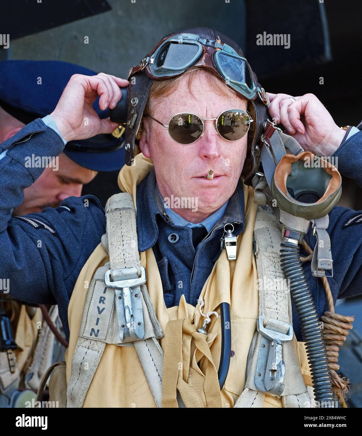 Réacteurs de deux équipages de la guerre mondiale devant un bombardier lourd quatre moteurs Halifax britannique au musée de l'air d'Elvington. Yorkshire. ROYAUME-UNI. Banque D'Images