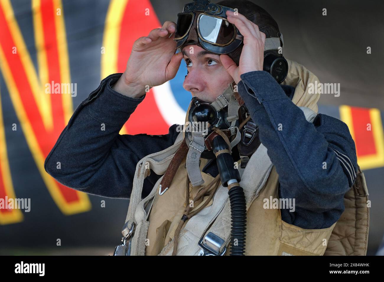 Réacteurs de deux équipages de la guerre mondiale devant un bombardier lourd quatre moteurs Halifax britannique au musée de l'air d'Elvington. Yorkshire. ROYAUME-UNI. Banque D'Images