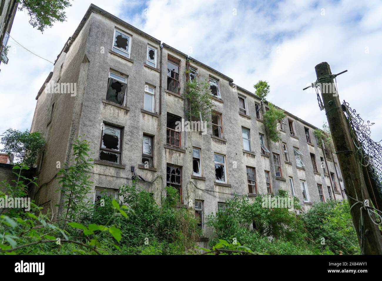 Vue d'immeubles abandonnés abandonnés à Clune Park à Port Glasgow, Inverclyde, Écosse, Royaume-Uni Banque D'Images