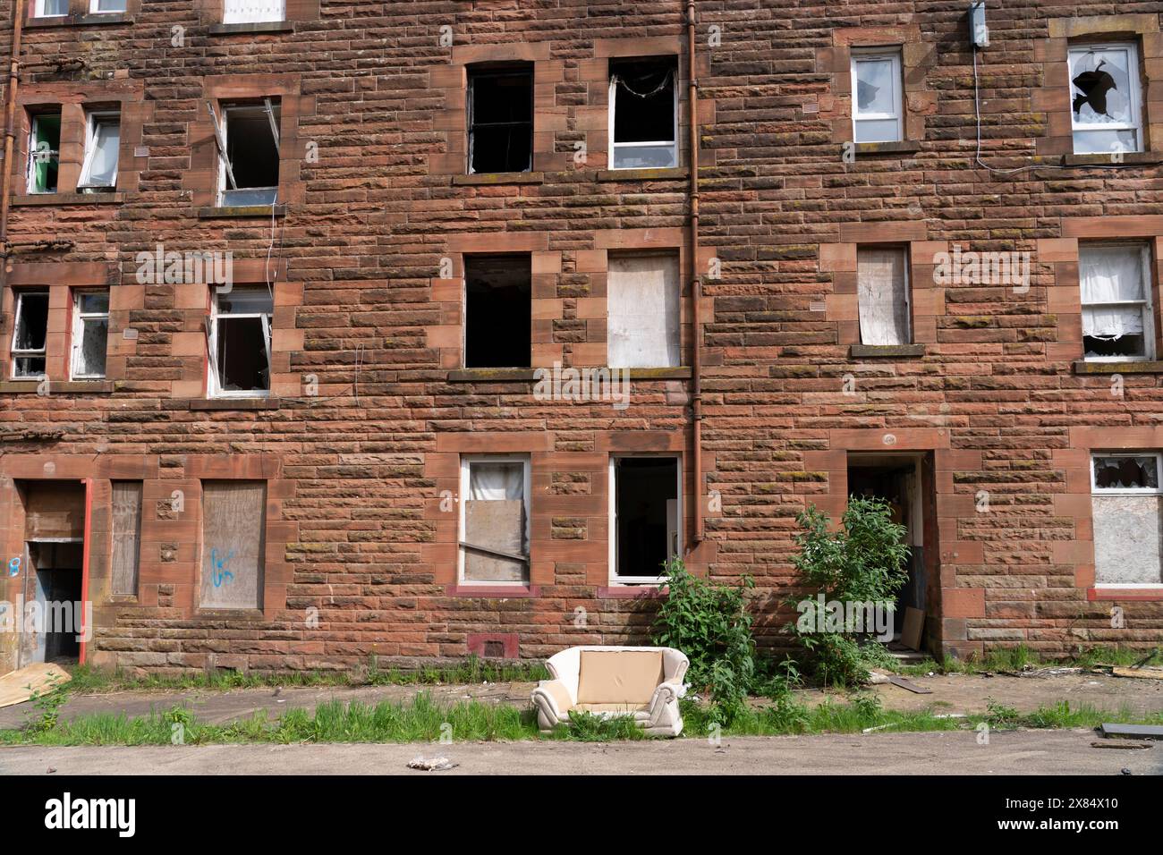 Vue d'immeubles abandonnés abandonnés à Clune Park à Port Glasgow, Inverclyde, Écosse, Royaume-Uni Banque D'Images