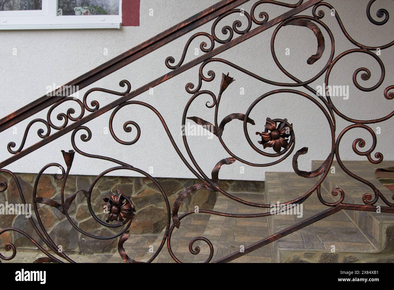 ornement avec de nombreux détails avec une fleur forgée sur la balustrade Banque D'Images