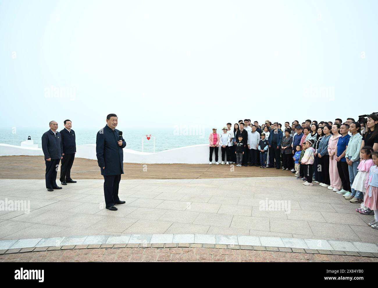 Rizhao, province chinoise du Shandong. 22 mai 2024. Le président chinois Xi Jinping, également secrétaire général du Comité central du Parti communiste chinois et président de la Commission militaire centrale, visite une voie verte côtière pour en apprendre davantage sur les progrès locaux dans le renforcement de la protection écologique et la restauration du littoral, et améliorer la qualité de vie des gens, à Rizhao, dans la province du Shandong, dans l'est de la Chine, 22 mai 2024. XI a inspecté la ville de Rizhao dans la province du Shandong dans l'est de la Chine mercredi après-midi. Crédit : XIe Huanchi/Xinhua/Alamy Live News Banque D'Images