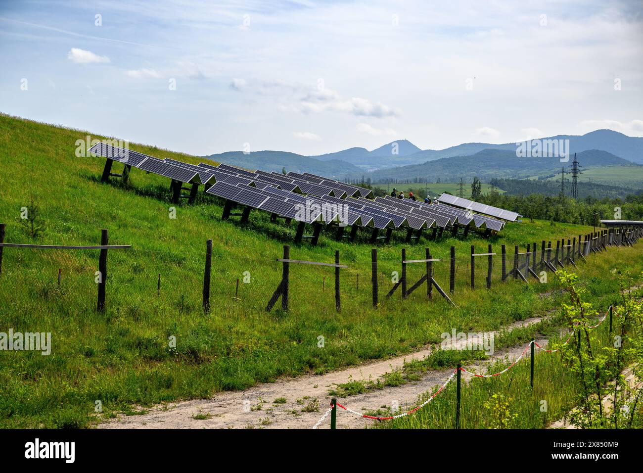 Les parties centrales des bandes transporteuses des mines de charbon à ciel ouvert pourraient servir de structures pour les centrales photovoltaïques à l'avenir. Ceux-ci sont forés dans le sol en standard. Cependant, la solution habituelle ne peut pas être utilisée sur des substrats instables tels que des tas de déblais, des bassins de résidus et d'autres surfaces instables. C’est pourquoi les concepteurs de PRODECO, une société appartenant au groupe CEZ, développent des prototypes capables de faire face aux mouvements de sol. De plus, les équipements miniers retirés pourraient recevoir une seconde vie et un nouveau sens. Dans le cadre de sa vision Clean Energy Tomorrow, CEZ Group construira de nouveaux pho Banque D'Images