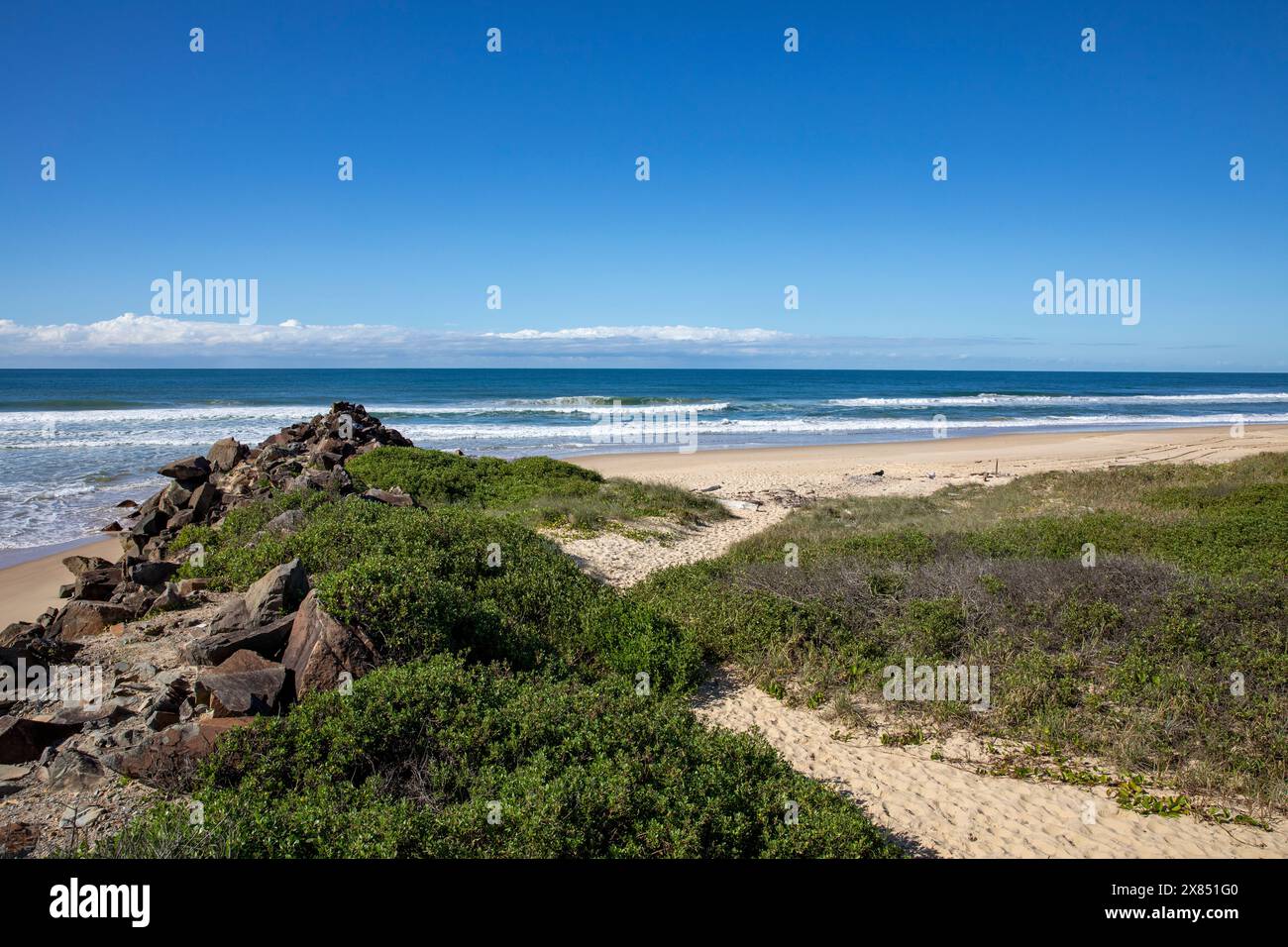 Urunga Beach Coffs Harbour, plage de surf sur la côte nord de la Nouvelle-Galles du Sud sur ciel bleu ensoleillé jour d'automne, côte est de l'Australie Banque D'Images