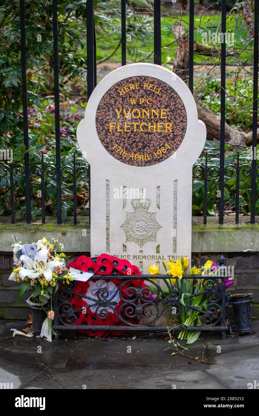 Londres, Royaume-Uni - 19 février 2024 : Mémorial dédié à WPC Yvonne Fletcher à l'endroit où elle a été mortellement abattue le 17 avril 1984. Banque D'Images