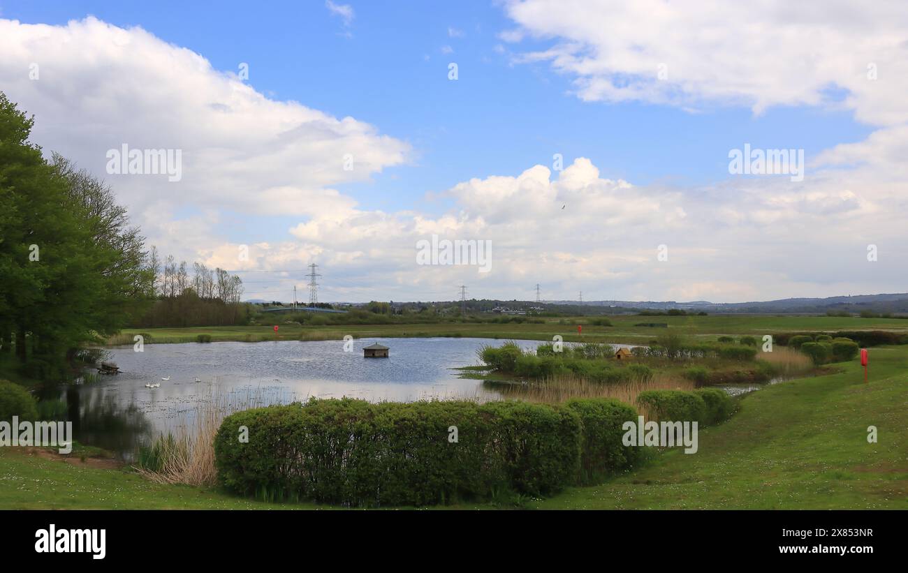 Une vue de paysage du lac de pêche avec un nuage au-dessus. 27 avril 2024. Une vue depuis le Gateway Resort à Llanelli, au sud du pays de Galles. Banque D'Images