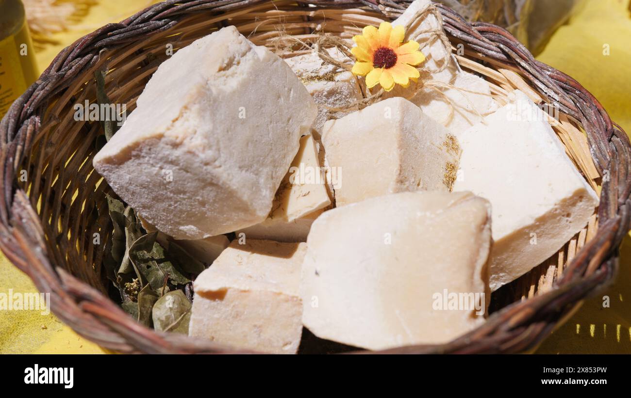 Barres biologiques de savon dans un panier Banque D'Images