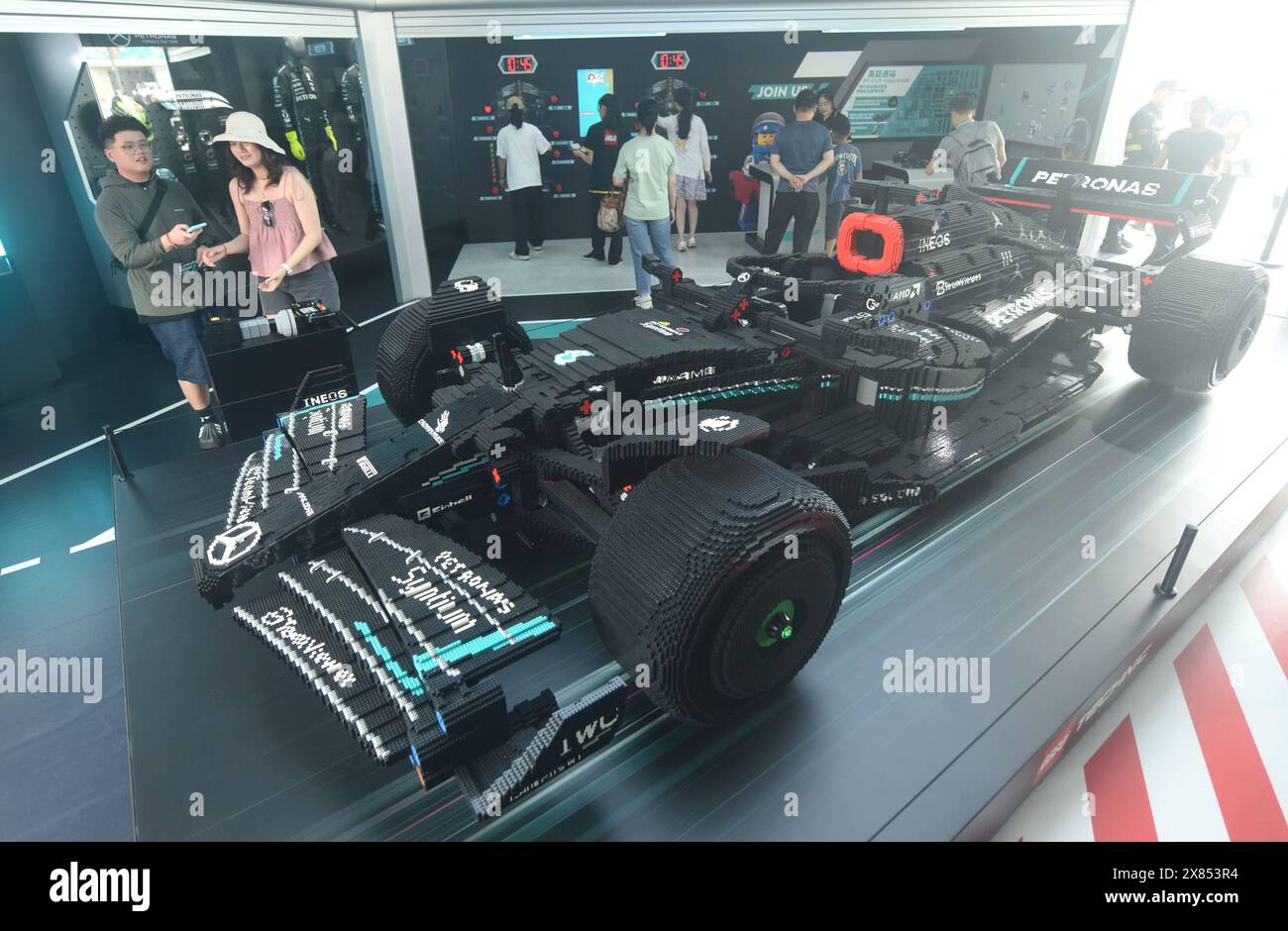 Hangzhou, Chine. 23 mai 2024. Une voiture de course Mercedes-AMG F1 W14 E performance 3D construite à partir de plus de 190 000 briques Lego est vue dans la rue à Hangzhou, province du Zhejiang, Chine, le 23 mai 2024. Il est entendu que la voiture de construction F1 Lego de 913 kg prend 2 428 heures et 192 937 blocs à construire, recréant parfaitement les détails de la voiture d'origine. (Photo de Costfoto/NurPhoto) crédit : NurPhoto SRL/Alamy Live News Banque D'Images