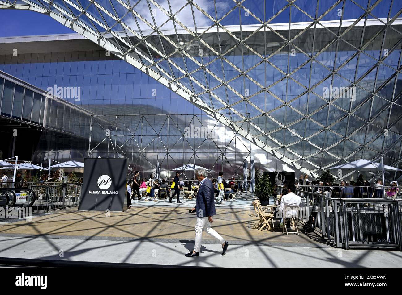 Les visiteurs entrent dans la porte du Salone del Mobile, salon international du design, à Fiera Milano Banque D'Images