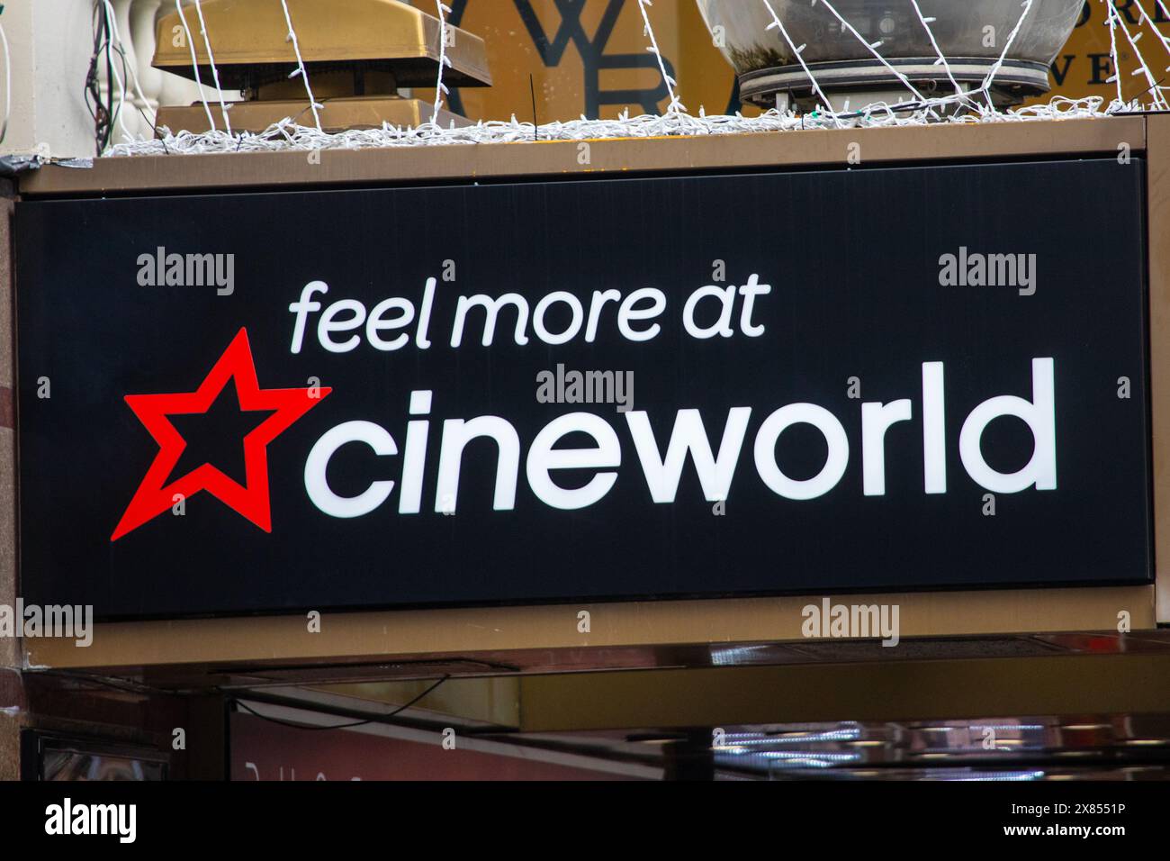 Londres, Royaume-Uni - 26 février 2024 : logo Cineworld à l'extérieur d'un cinéma dans le centre de Londres, Royaume-Uni. Banque D'Images
