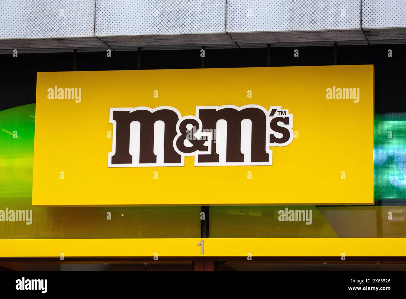 Londres, Royaume-Uni - 26 février 2024 : le logo M&MS à l'extérieur du magasin M&MS dans le quartier Leicester Square de Londres, Royaume-Uni. Banque D'Images