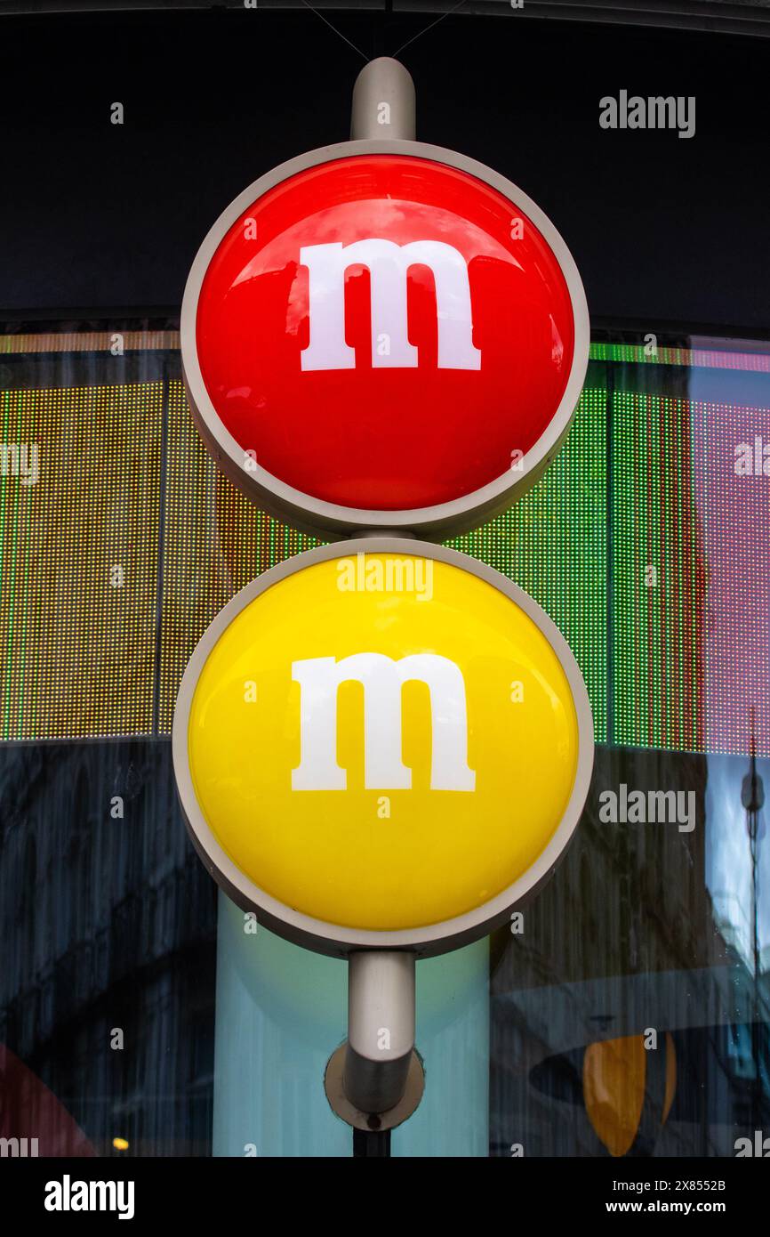 Londres, Royaume-Uni - 26 février 2024 : le logo M&MS à l'extérieur du magasin M&MS dans le quartier Leicester Square de Londres, Royaume-Uni. Banque D'Images