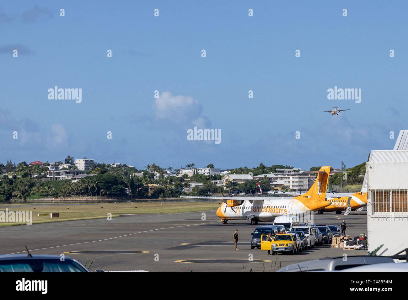 Nouméa, France. 23 mai 2024. Cortège présidentiel avec Air Calédonie ATR en approche finale à Magenta. Nouméa, Nouvelle-Calédonie, 23 mai 2024. Les forces de sécurité françaises resteront en Nouvelle-Calédonie aussi longtemps que nécessaire, a déclaré Emmanuel Macron, après l'arrivée du président français dans le territoire du Pacifique dans une tentative urgente de calmer les tensions après plus d'une semaine d'émeutes qui ont fait six morts. Photo de Gill Chabaud/ABACAPRESS. COM Credit : Abaca Press/Alamy Live News Banque D'Images