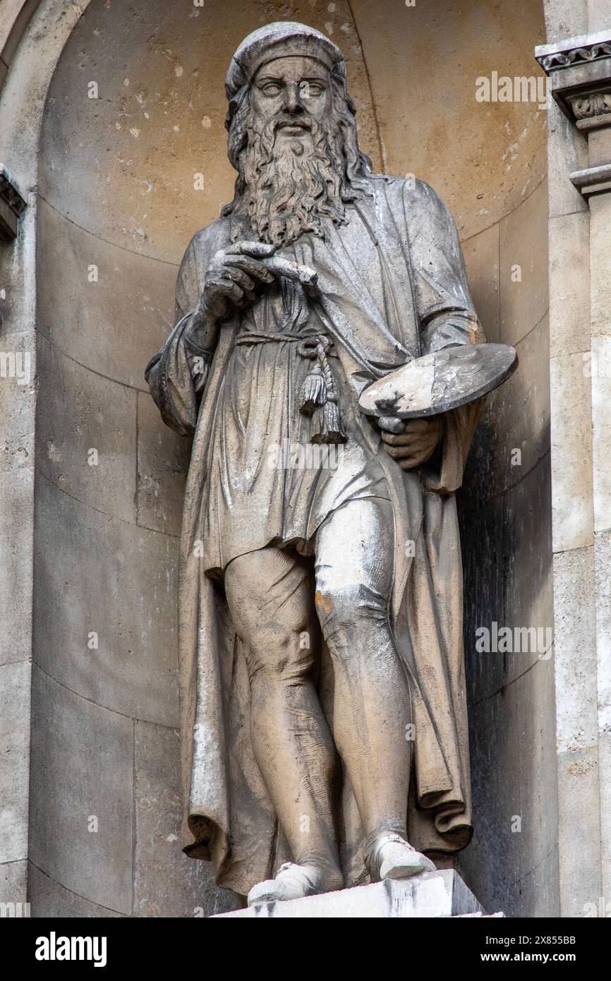 Londres, Royaume-Uni - 26 février 2024 : une statue de Léonard de Vinci, à l'extérieur de Burlington House qui abrite la Royal Academy of Art de Londo Banque D'Images