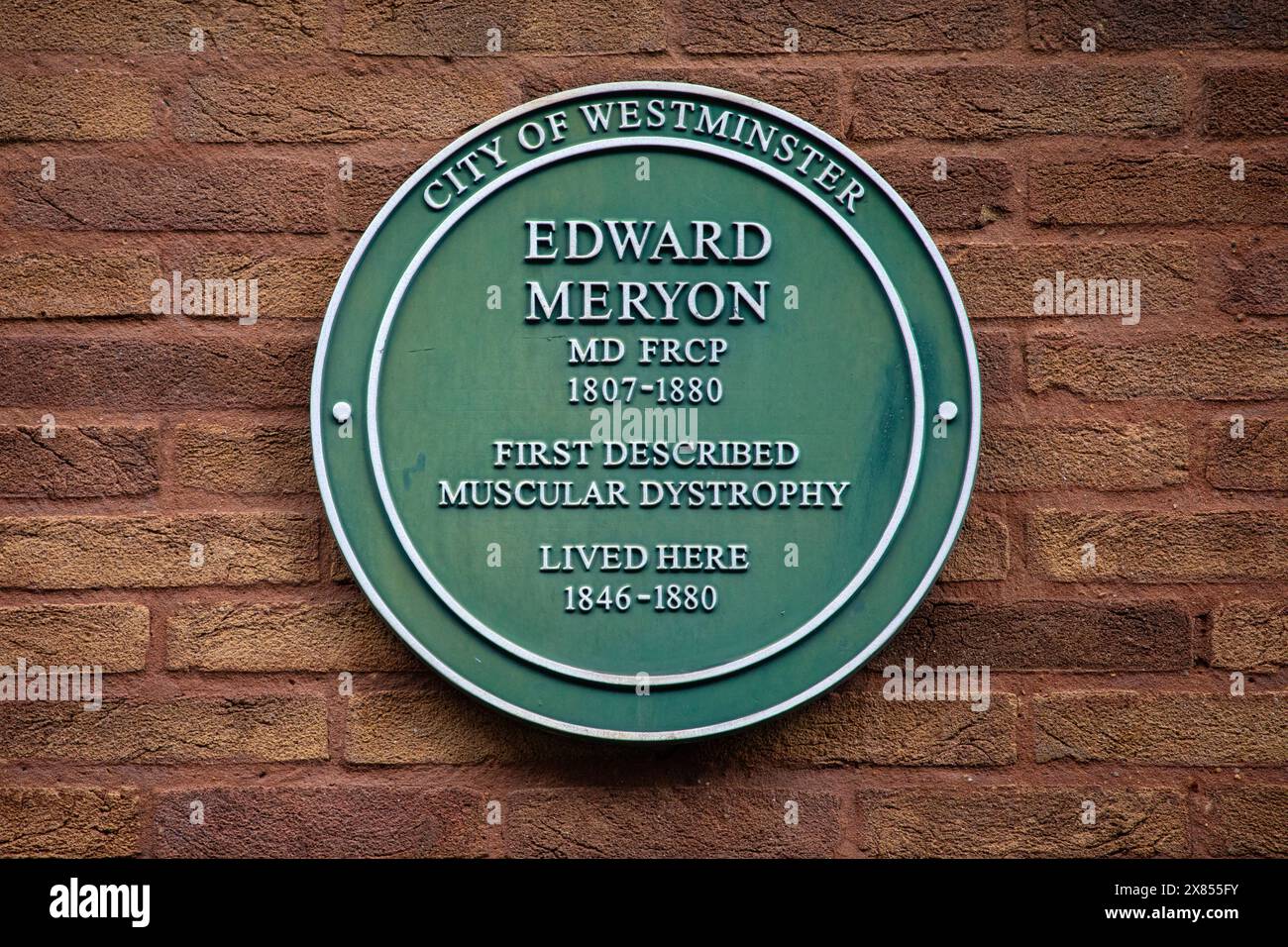 Londres, Royaume-Uni - 26 février 2024 : une plaque sur Clarges Street à Londres, Royaume-Uni, marquant l'endroit où vivait le médecin anglais Edward Meryon. Banque D'Images