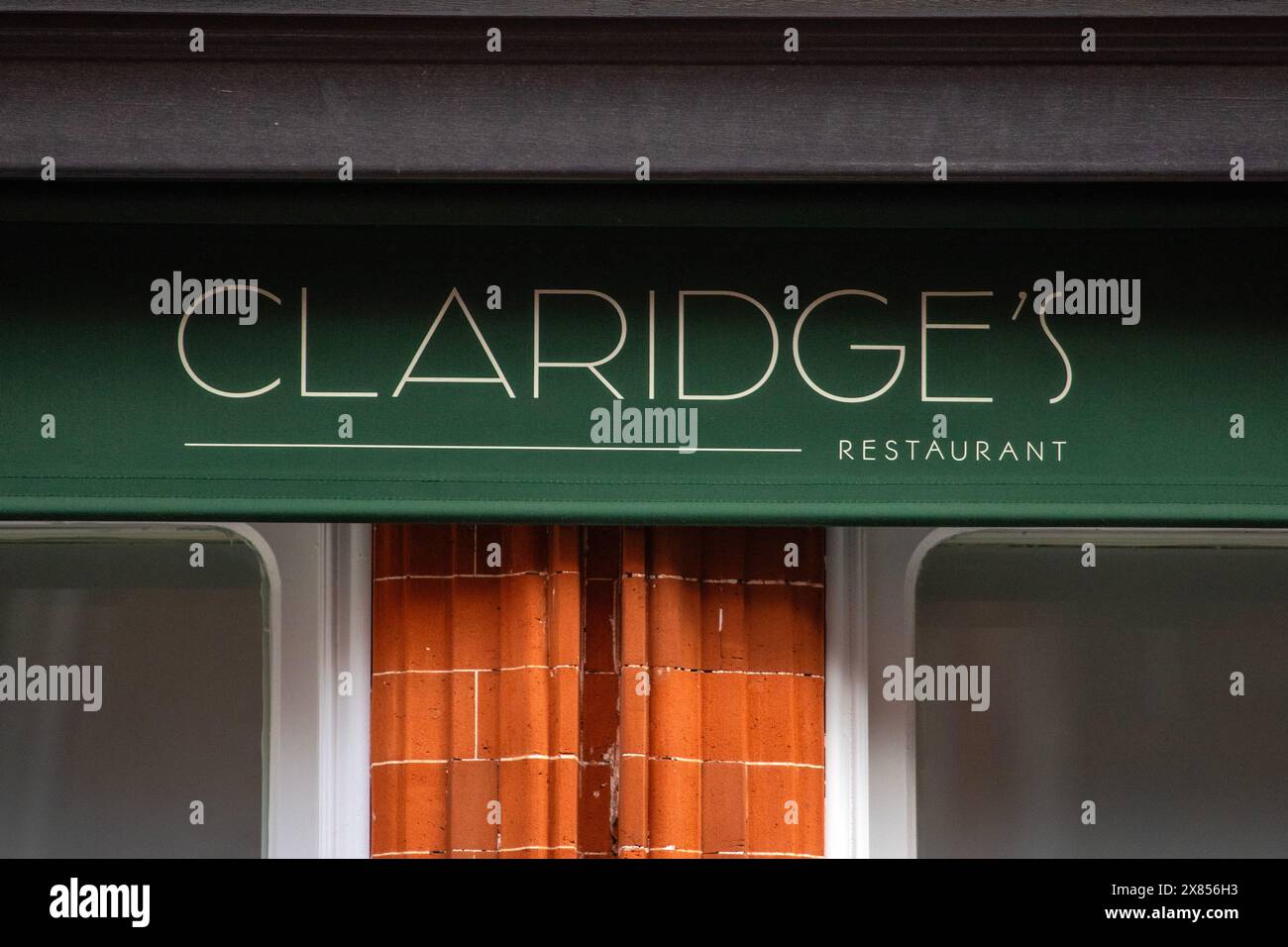 Londres, Royaume-Uni - 26 février 2024 : un panneau sur l'extérieur du restaurant Claridge's, situé dans le quartier Mayfair de Londres, royaume-uni. Banque D'Images